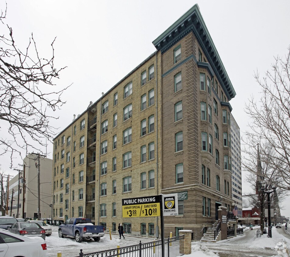 825 - 831 W Wisconsin Ave - 825 W Wisconsin Ave