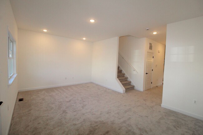 Foto del edificio - Newer Construction End Unit Townhome Near Sentara RMH Hospital for Rent!  Large Unfinished Baseme...