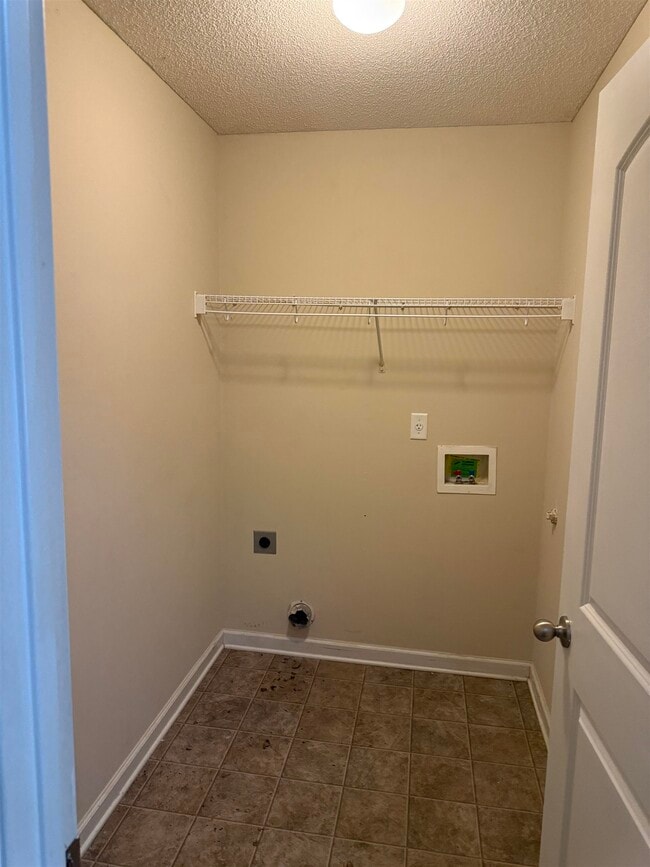 Building Photo - 10389 Redmond Dr