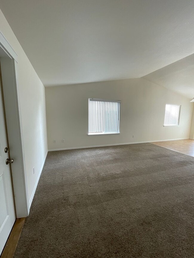 Building Photo - 822 SE Maui Ln