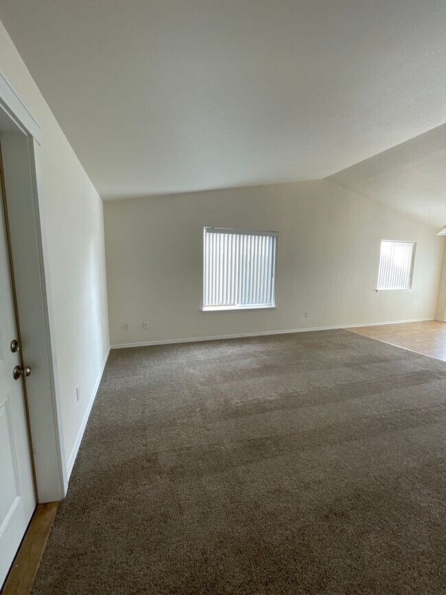 Foto del edificio - 822 SE Maui Ln