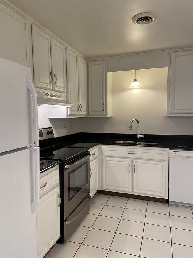 Building Photo - 302 Casa Vita Dr
