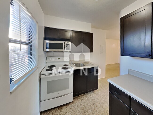 Building Photo - 830 14th St N Unit 5