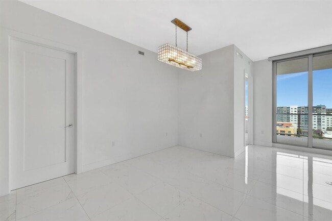 Building Photo - 11 S Pineapple Ave
