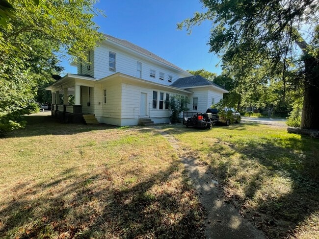 Building Photo - 301 E Brin St