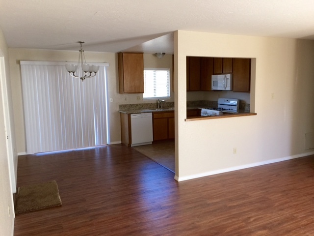 Foto del edificio - 3 BEDROOM, 2 BATHROOM HOME IN VICTORVILLE....