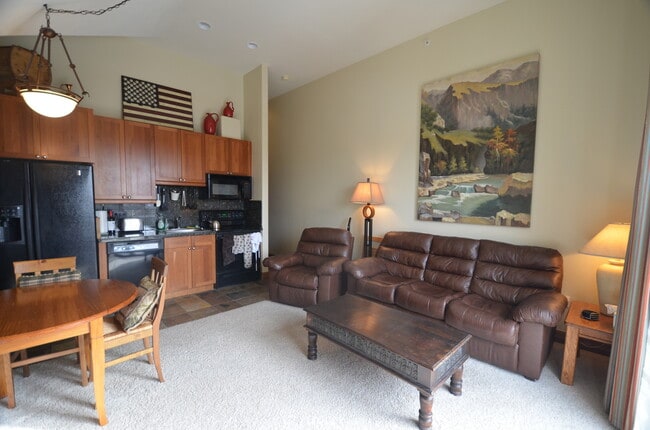 Foto del edificio - Highlands Green Lodge! Updated One Bedroom close to Main Street! SUMMER ONLY RENTAL!