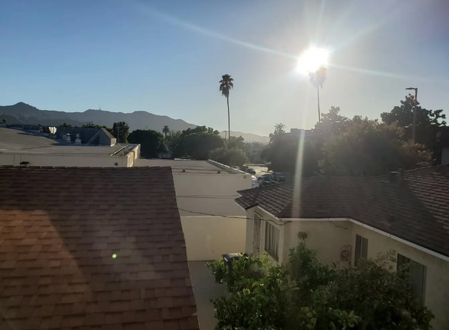 Foto del edificio - 1128 Raymond Ave