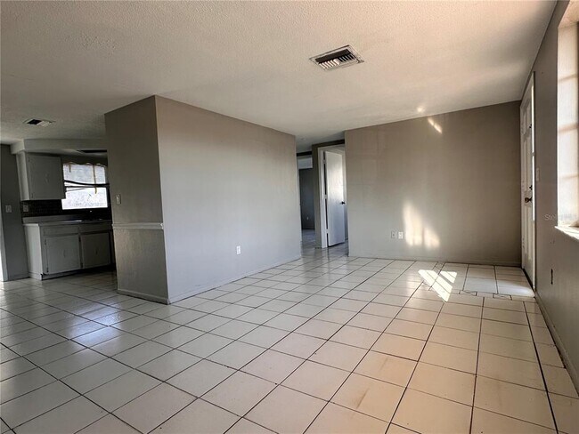Building Photo - 3215 Bright Dr