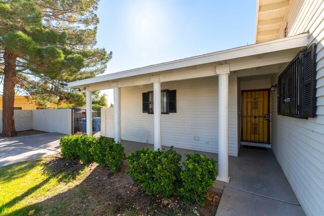 Building Photo - Historic Neighborhood + Utilities Included...