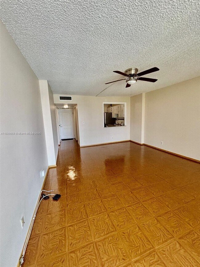 Building Photo - 100 Bayview Dr