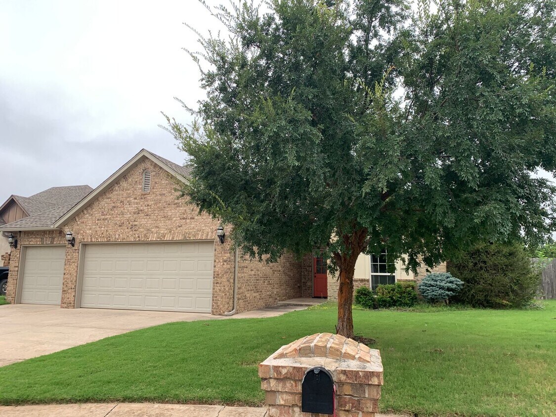 4 Bedroom, 3 Bath, 3 Car Garage with Large... House Rental in Edmond