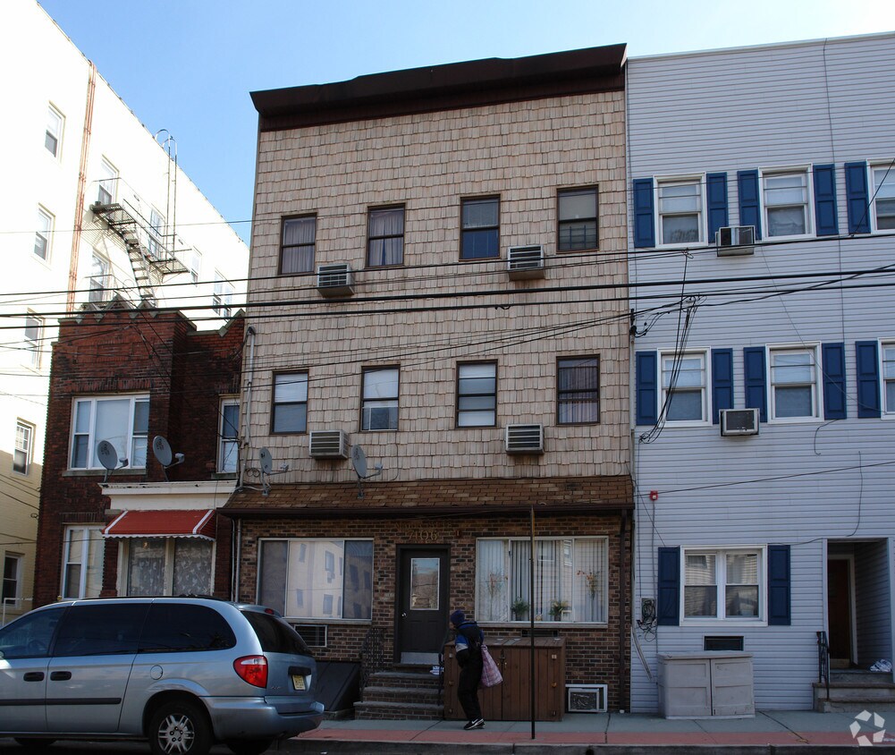 Building Photo - 7106 Park Ave