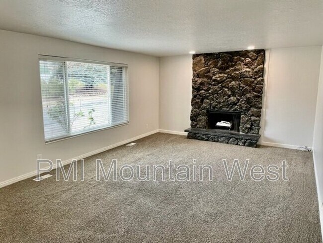 Building Photo - 2616 Towne Dr
