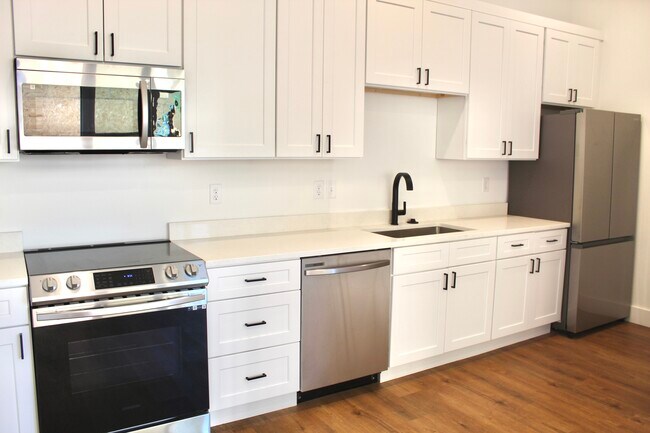 Kitchen - 971 Montague Pl