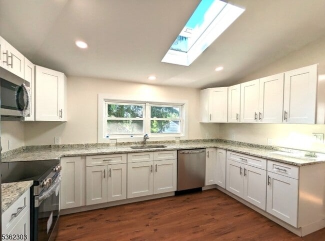 Building Photo - 439 Victory Ave