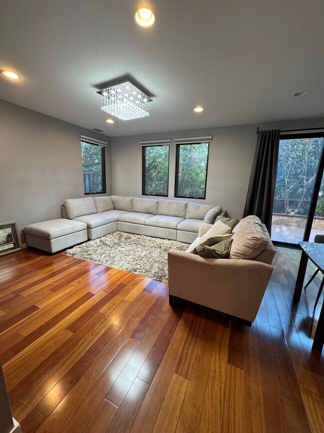 Foto del edificio - 3192 Fallen Leaf St