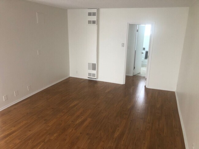 Building Photo - Spacious 1 bedroom - 1 bath unit with gate...