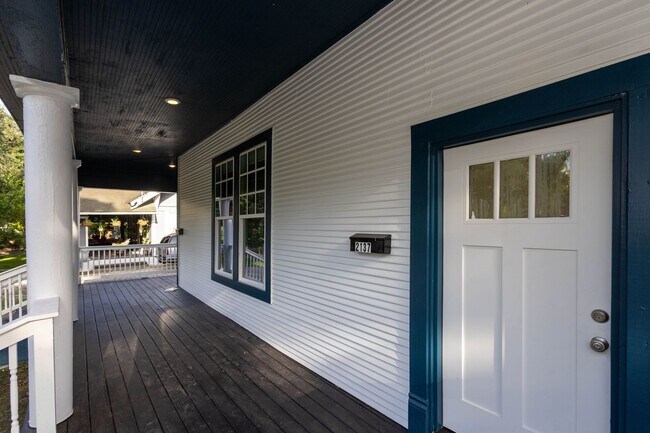 Building Photo - Move in ready 2 bedroom 1 bath duplex in 7...