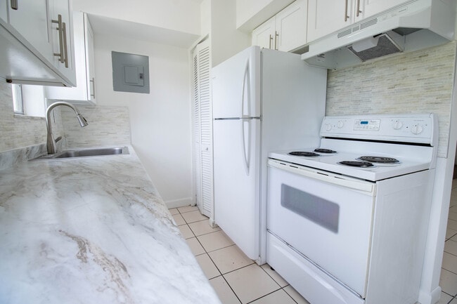 Kitchen - Sun Harbour Apartments