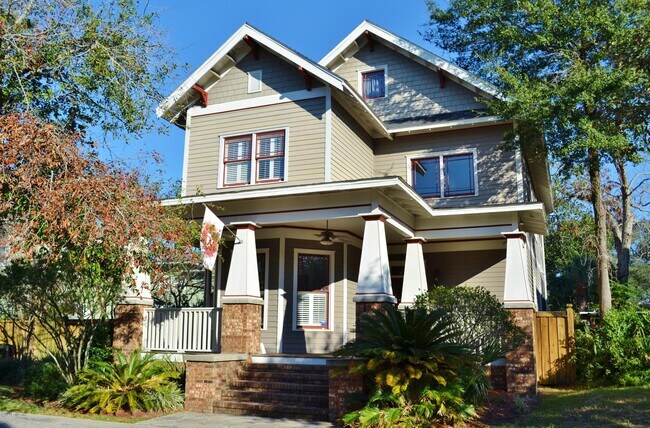 Building Photo - 1227 Hubbard St
