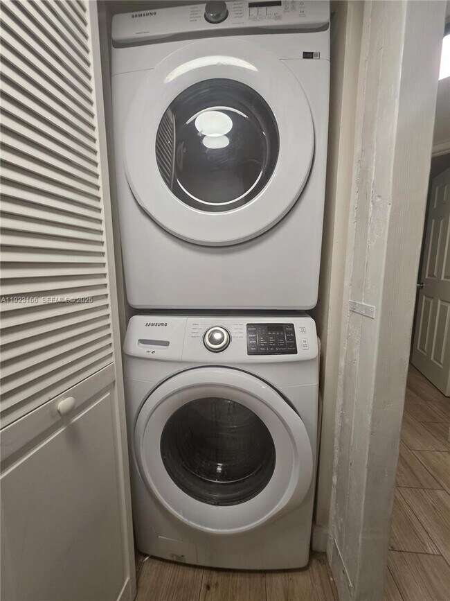 Building Photo - 15711 SW 137th Ave