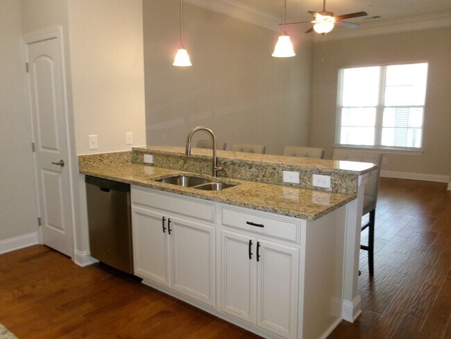 Building Photo - 1 bedroom condo in Queens Harbour