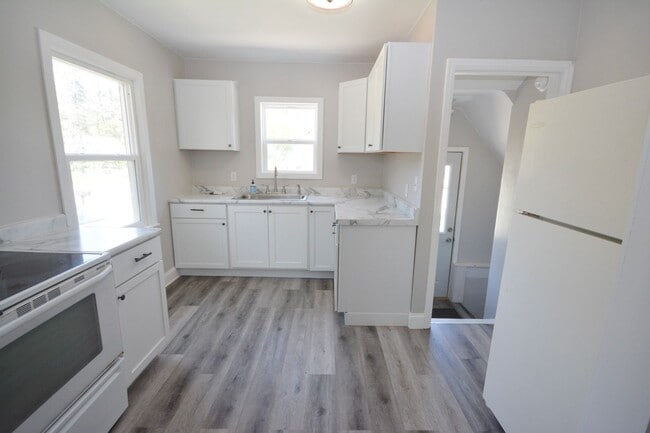 Building Photo - Beautiful Family Home Near Downtown And Al...