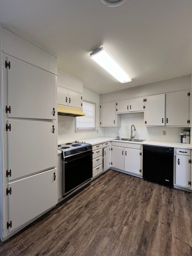 Building Photo - 3106 Aberdeen Ave