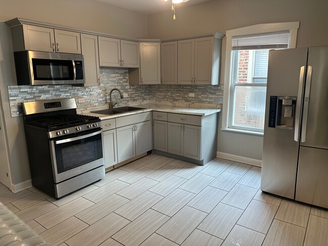 Foto del edificio - 2536 N Austin Ave