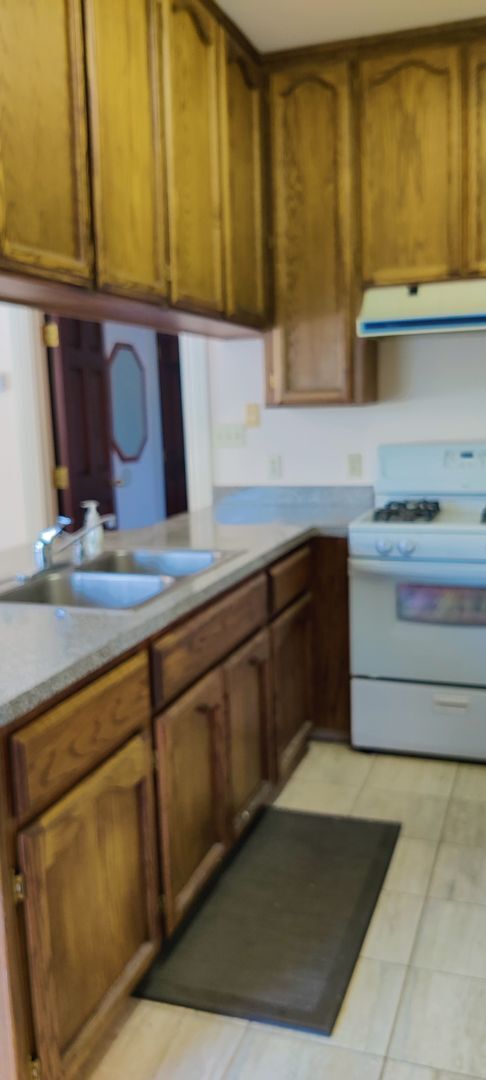 Building Photo - 2065 SCONEYERS CT. ONE BEDROOM ONE BATHROOM