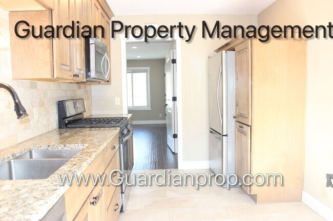 Foto del edificio - Renovated Side By Side Town Home, 2 Full baths, 2 Full Garage Spaces, Video Walk Through