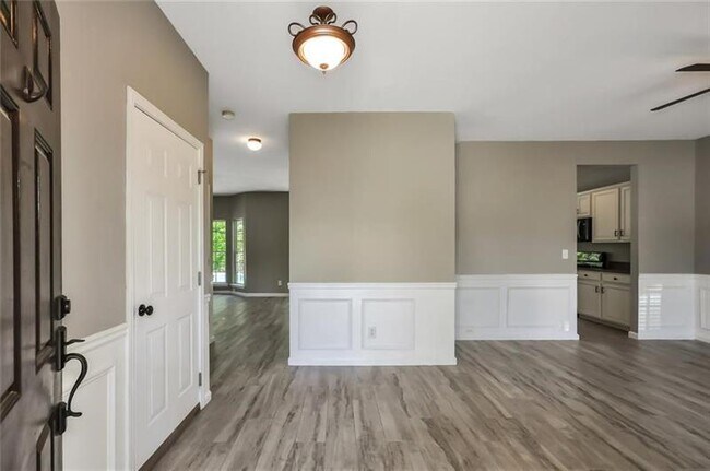 Building Photo - 124 Hidden Lake Cir