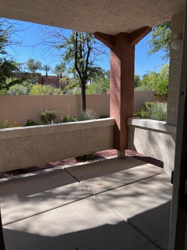 Foto del edificio - Fabulous Lower Level Condo