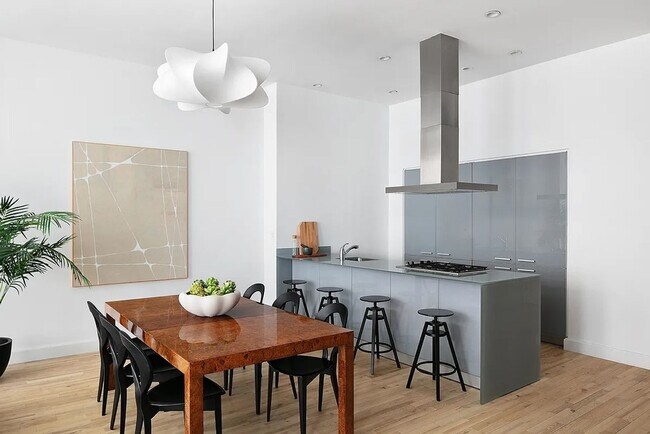 Foto del edificio - 420 W 25th St