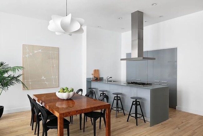 Building Photo - Spacious 1409sqft 1BR + Den 2BA Condo in C...
