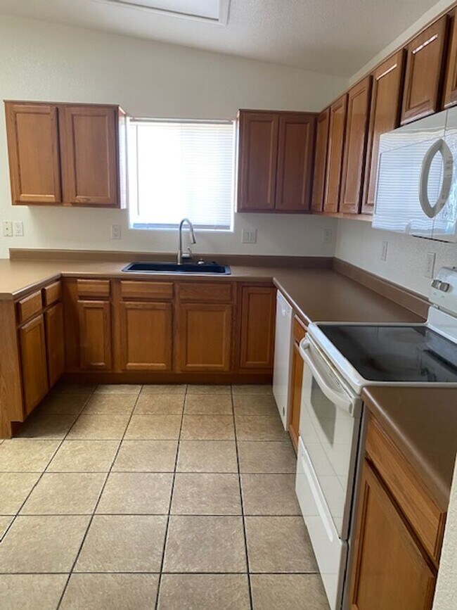 Building Photo - 3br/2ba split floor plan