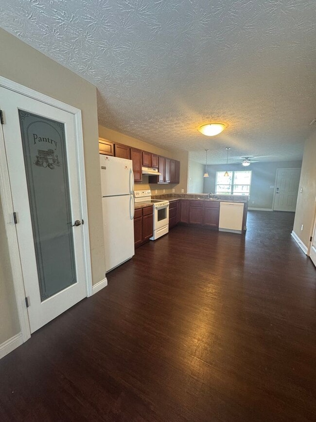 Building Photo - 3 Bedroom Single Family Home