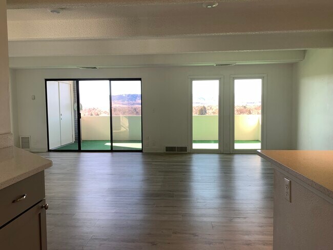 spacious open plan, light and bright - 415 S Howes St