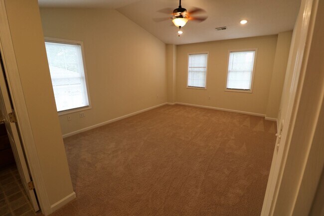 Foto del edificio - First month's RENT FREE!  3 Bedroom 3 Bath House Next to Campus