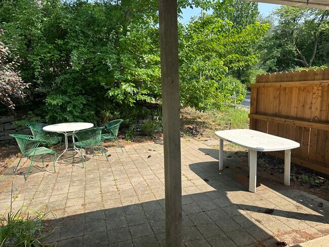 Foto del edificio - 102 Longmeadow Ln