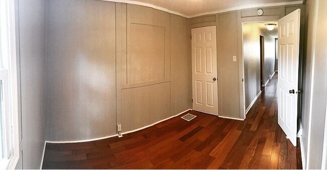 Building Photo - Quiet 3 BR, 1.5 Bath Woodland Home in Monr...