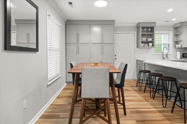 Building Photo - 65 Howell St SE