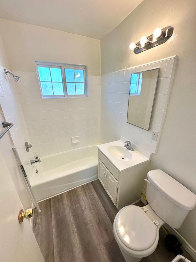 Foto del edificio - Cute 1bd/1ba move in ready in NoHo