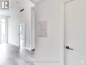 Building Photo - 285-285 Dufferin St
