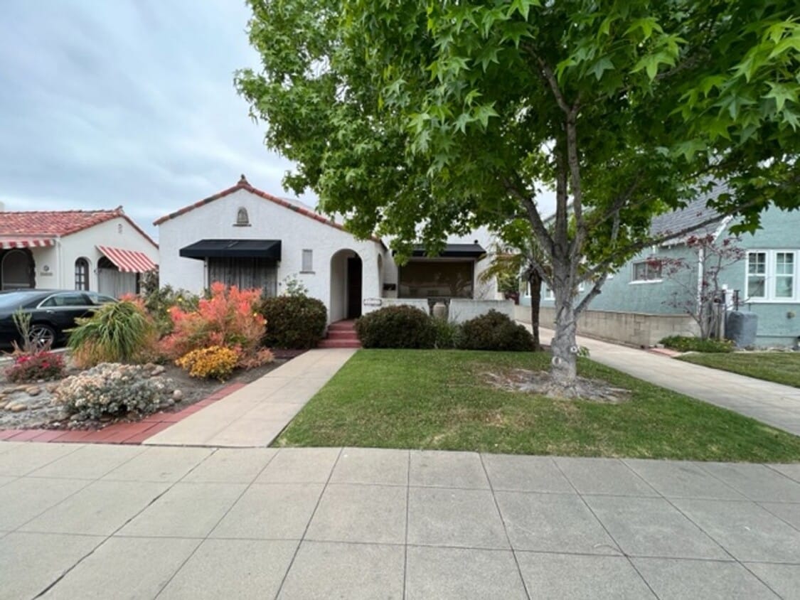 Primary Photo - 2 Bedroom-1 Bathroom Single Story Home in ...