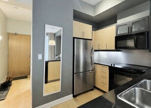 Building Photo - 350 Wellington St W