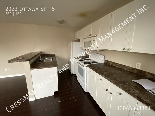 Building Photo - 2 bed, 1 bath apartment available near dow...