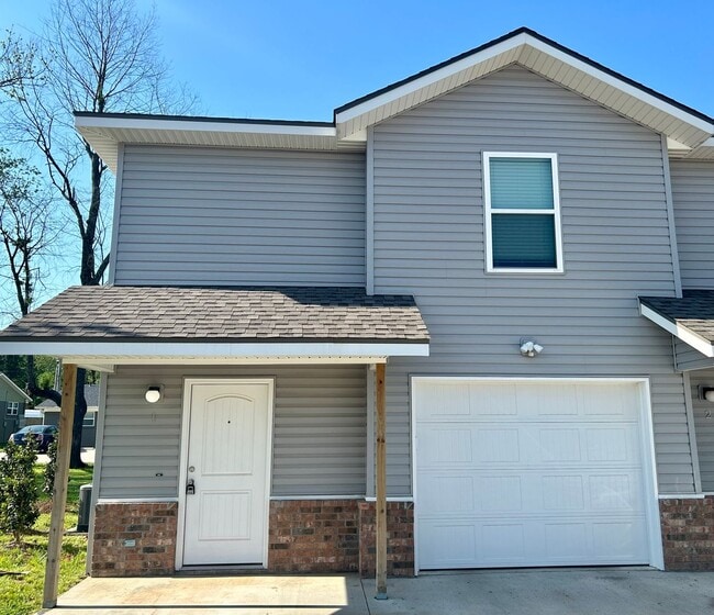 Townhouse with Garage - Minutes from Downt... - Townhouse with Garage - Minutes from Downt...