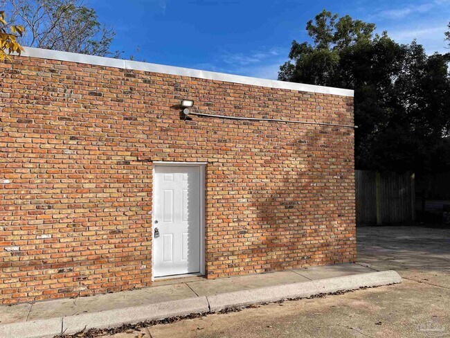 Building Photo - 1116 N T St